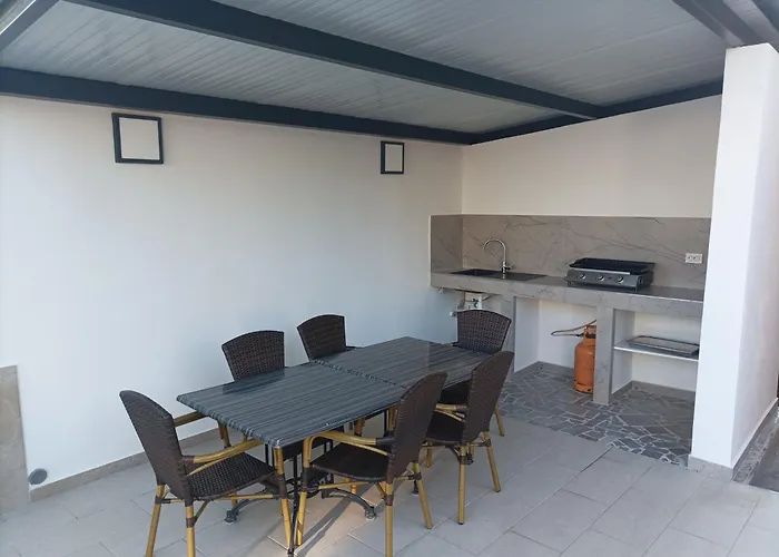 House Monte Cherpo * Pola