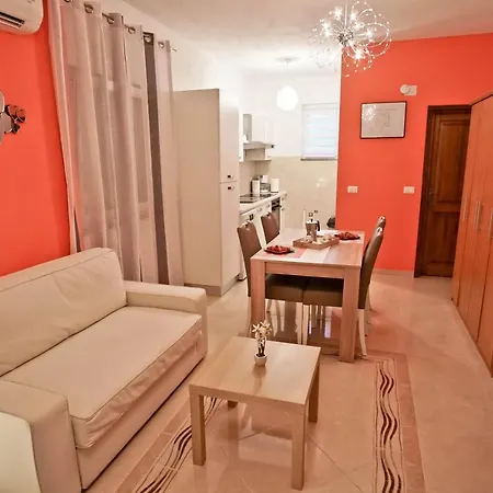 Semesterbostad House Monte Cherpo Pula