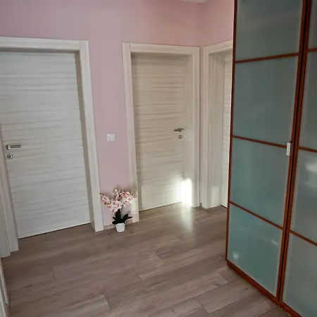 Semesterbostad House Monte Cherpo Pula