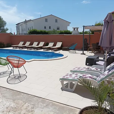 House Monte Cherpo * Pola